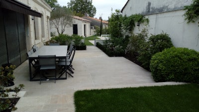 taille de haie dans un jardin