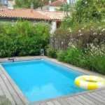 jardin avec pelouse, terrasse bois et piscine