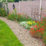 jardin avec bassin allée et massif de fleur