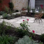 jardin avec allée et massifs