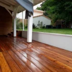 terrasse bois dans patio