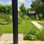 jardin pavillonnaire avec terrasse et pelouse